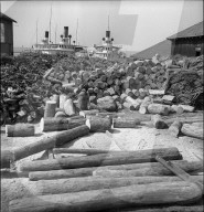 Dampfschiff,  Motoren werden mit Holz betrieben; 1943