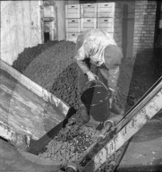 Schweiz 1943: Torf getränkt mit Altöl wird zu Ersatzbrennstoff "Torolit"