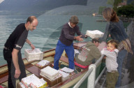 Unwetter Schweiz 2005: Blick wird per Boot in abgeschnittenes Brienz abgeliefert