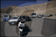 Massaker von Luxor 1997: Polizeifahrzeuge vor dem Tempel