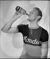 Eugen Kamber mit einer Flasche Vivi-Cola, 1952