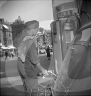 Tankwart beim Auffüllen, 1950