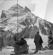 Rosenlaui; Schweizer Soldaten nehmen an Rettungsaktion teil, Montage Funkanlage; 1946