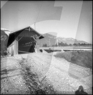 Gedeckte Holzbrücke und neu gebaute Rheinbrücke; 1958