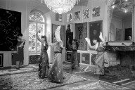 Trachtentanz bei Tibeter-Teppichausstellung, Schloss Jegenstorf 1967