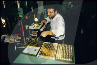 Goldgiesserei Argor; Polieren von Goldbarren 1987