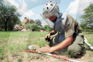 Minenspezialisti Remo Sauser sucht nach Landminen im Sudan, 2004