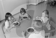 Kinder beim Essen, Kinderkrippe in Lausanne 1973