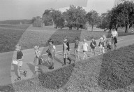 Kindergartenschüler als Seilschaft, Ortschwaben 1971 