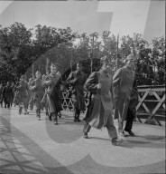 Frisch einberufene Rekruten, eingekleidet und bewaffnet; 1940