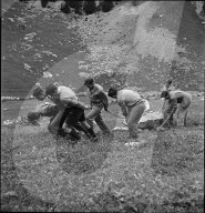 WK 2: Landhilfe; Lehrlinge räumen eine Alp, 1942