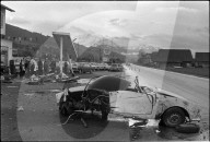 Auto fährt in Tankstelle und zerstört Zapfsäulen, 1970
