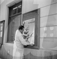 Davos: Mann hängt Plakat des Verkehrsvereins aus; 1949
