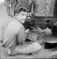 Rekrut bei Einführungskurs im Umgang mit dem Armee-Jeep, Thun 1950