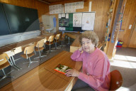 Dora Stettler in Schulzimmer in Heimenschwand; 2005