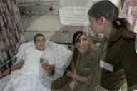 Nahost-Krieg 2006: Offizier Maoz Shabthi erhält Besuch von zwei Soldatinnen im Rambam-Spital, Haifa