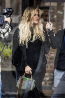 PEOPLE - Schwangere Khloe Kardashian wird von Paparazzi überflutet