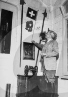General Guisan mit alten Waffen