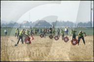 Hornussen: Hornusser auf dem Feld beim Abtun 1979