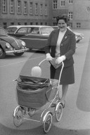 Frau mit Kinderwagen und Stimmrechtsausweis 1963