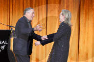 PEOPLE -  Robert De Niro gibt Meryl Streep einen enthusiastischen Kuss bei der Verleihung "Best Actress Prize" 