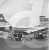 Swissair Flugzeug mit Hilfsgütern für Ungarn, Budapest 1956
