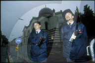 Polizisten beim Bewachen einer Synagoge in Basel 1997