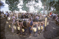 Indonesische Ureinwohner bei Volkstanz auf Insel Alor, 1986