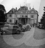 Gland, Geparkte Autos vor der Villa Prangins; 1950