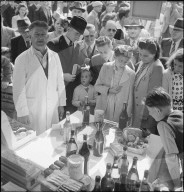 Delikatessenverlosung an der Braderie in La Chaux-de-Fonds 1946