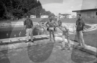 Männer spielen Boccia auf Zeltplatz in Sugiez, 1968