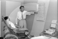 Vinzens Blum, Verwalter Umschulungszentrum der Stiftung Maria-Blum-Kohler mit Patientin 1969