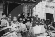 Befreiung Colmar, Bürgermeister begrüsst französische und US-Soldaten; 1945