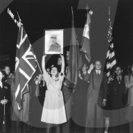 Frankreich, Befreiung, Frau hält Foto von General Charles de Gaulle hoch