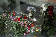 Blumen und Kerzen nach Mord an "Milieukönig" Albert Mosberger in Zürich 2005