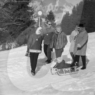 Grace (l) und Rainier (r) mit Tochter Caroline in Gstaad, 1962