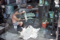 Waschen und Rupfen von Geflügel; China Town, Singapur 1977