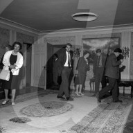 Schloss Wartegg: Interessenten begutachten das zum Verkauf stehende Mobiliar; 1962