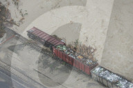 Hochwasser Schweiz 2005: Fluss und gekippter Güterwagen bei Littau