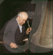Mann beim Stimmen einer Glocke für die Expo 1964 