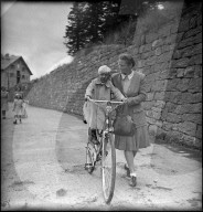 Prinz Alfonso von Spanien lernt Velofahren, um 1947