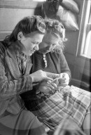 Abreise, Junge Frauen im Zug; 1945