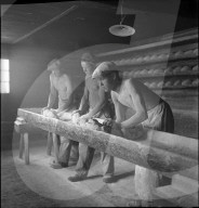 Männer beim Brotbacken in St. Luc, Wallis, 1941