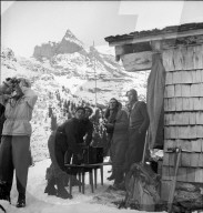 Rosenlaui; Schweizer Soldaten nehmen an Rettungsaktion teil, Montage Funkanlage; 1946