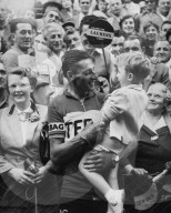 Tour de Suisse 1952: Etappensieger Ferdi Kübler mit Familie