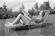 Mann liest Zeitung im Liegestuhl, Zürich 1973