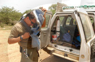 Minenspezialisti Remo Sauser sucht nach Landminen im Sudan, 2004