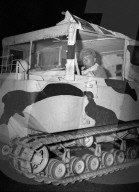 Capt. Frank G. Bipby in einsatzbereitem Schneepanzer der US-Armee in der Rosenlaui; 1946