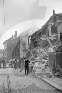 WK 2: Bombenabwürfe; Mann auf Strasse beim Kehren, Schaffhausen 1944