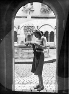 Junge Frau beim stricken für Soldaten, circa 1940